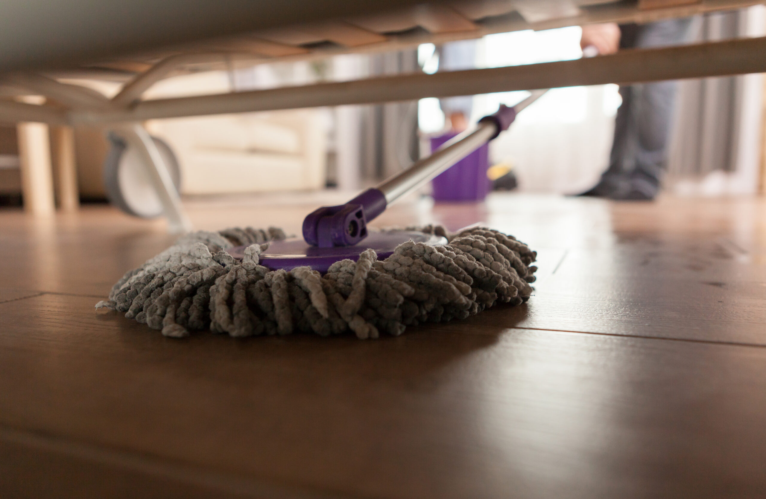 Cómo limpiar suelos de parquet sin dañarlos antes del frío