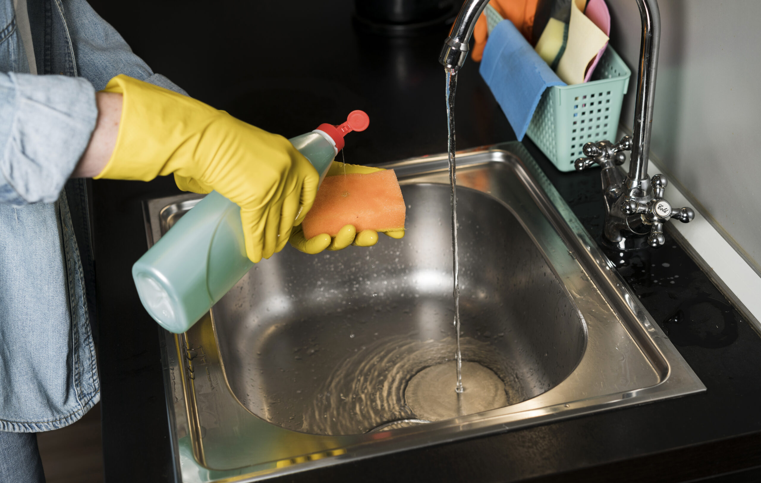 Cómo limpiar el fregadero de cocina y eliminar malos olores